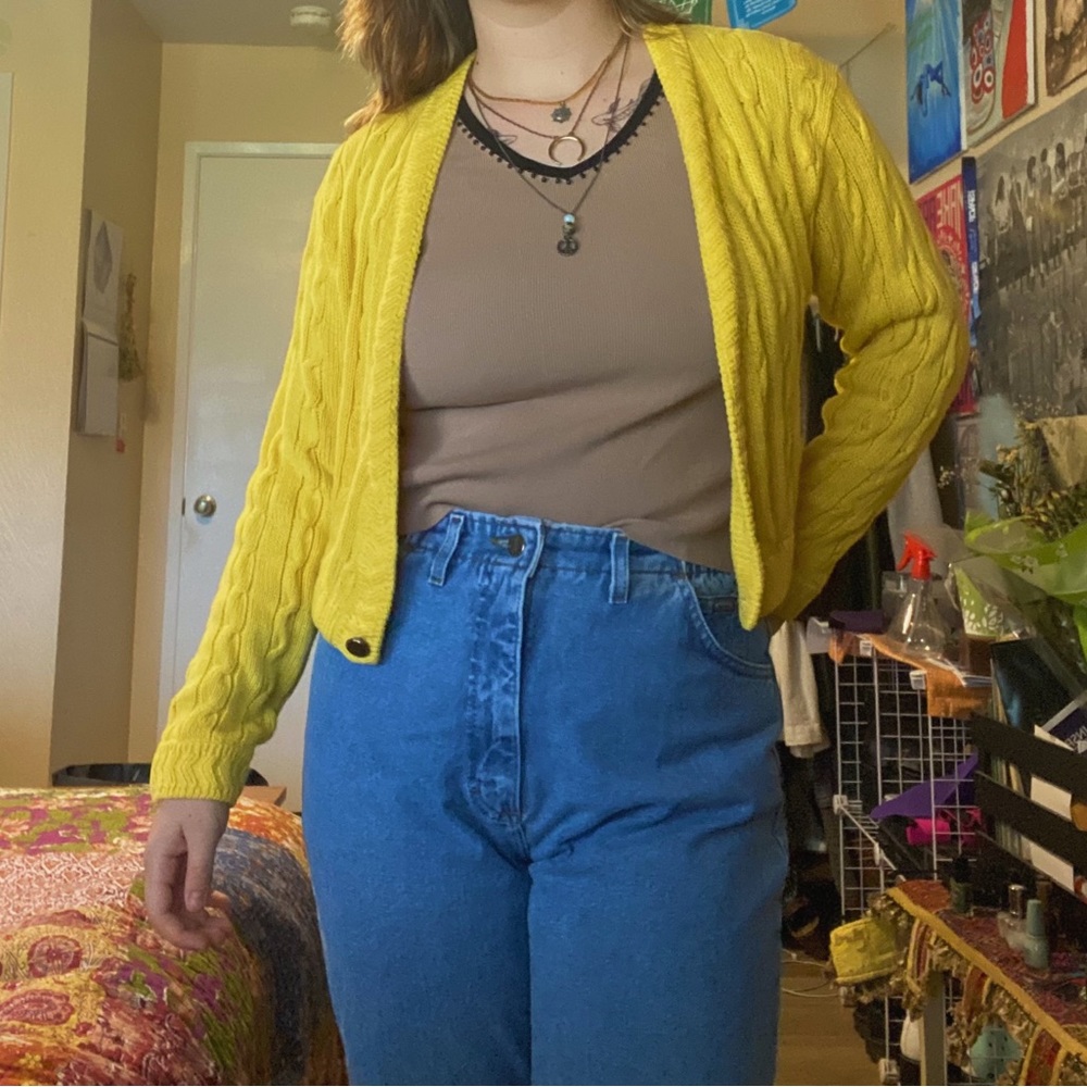 vintage cropped yellow cardigan with button details! 💟🪩